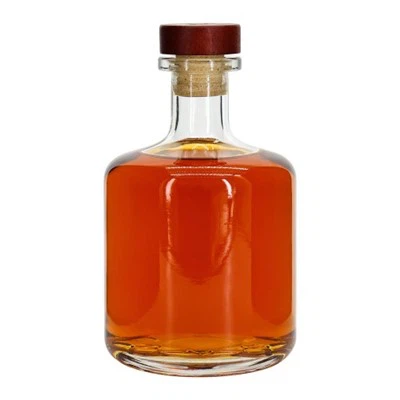 Прозрачная бутылка водки и вина